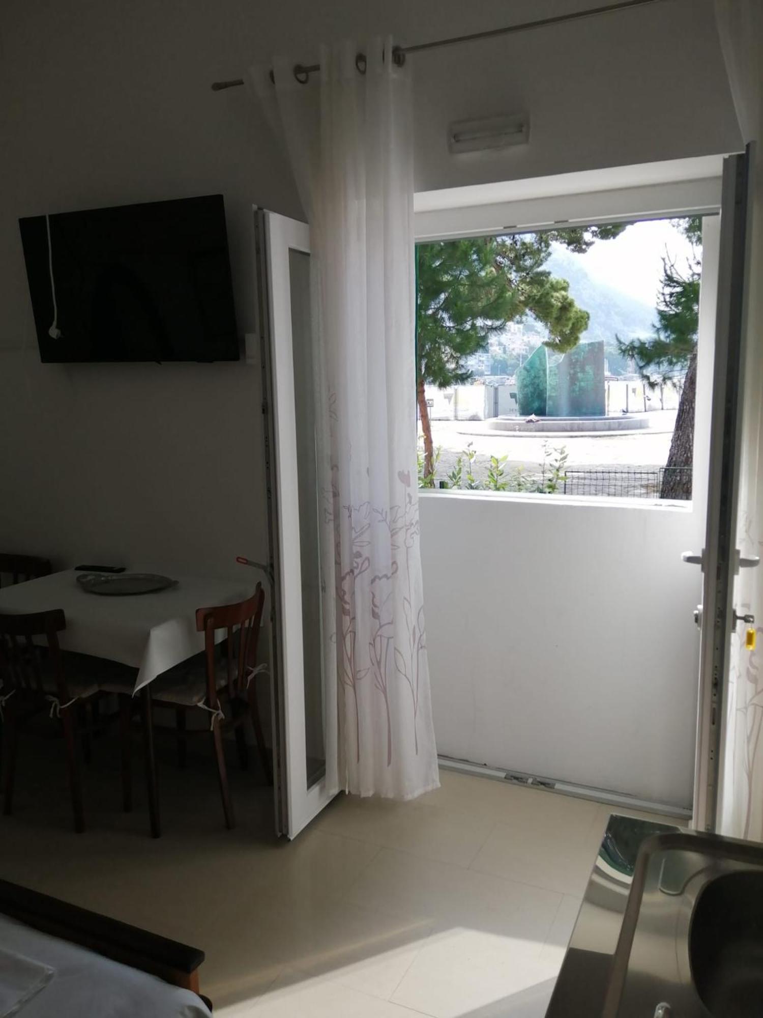 Omis Apartment On The Beach Exterior photo