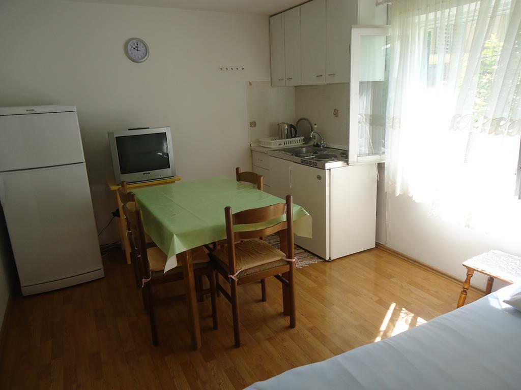 Omis Apartment On The Beach Exterior photo