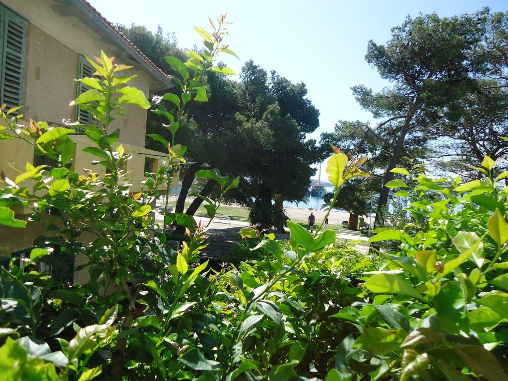 Omis Apartment On The Beach Exterior photo