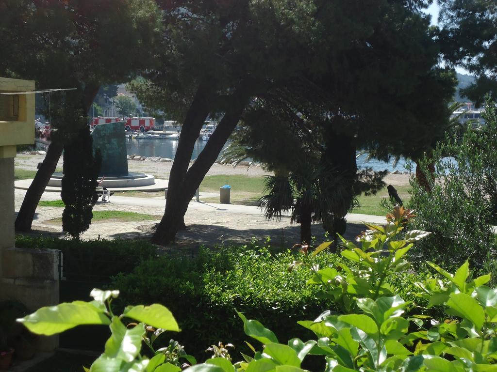 Omis Apartment On The Beach Exterior photo