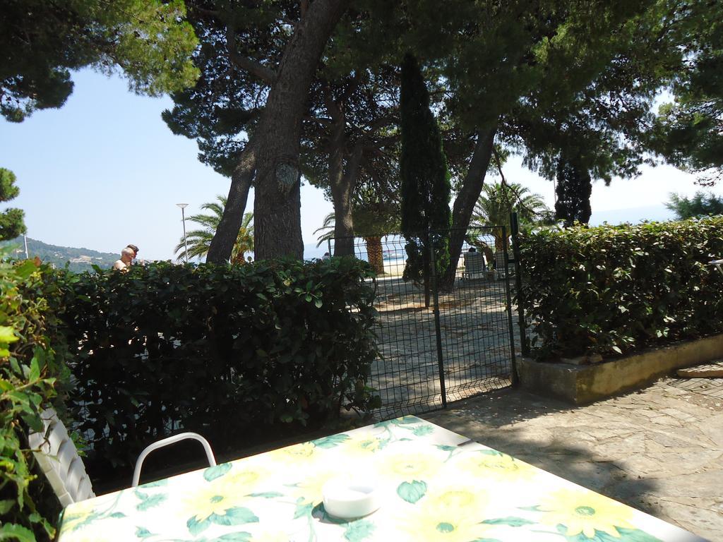 Omis Apartment On The Beach Exterior photo